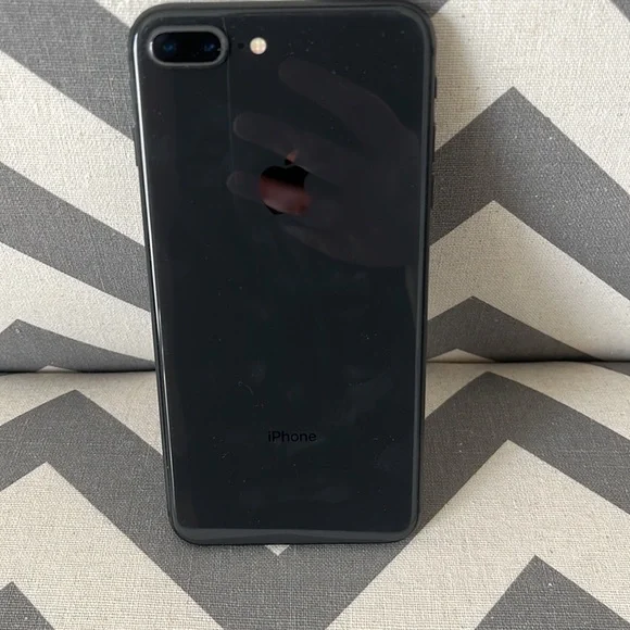 Apple iPhone 8 Plus - Picture 3 of 6